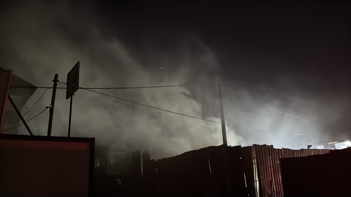 Kocaeli'nin İzmit ilçesinde geri dönüşüm tesisinde çıkan yangın itfaiye ekiplerince...