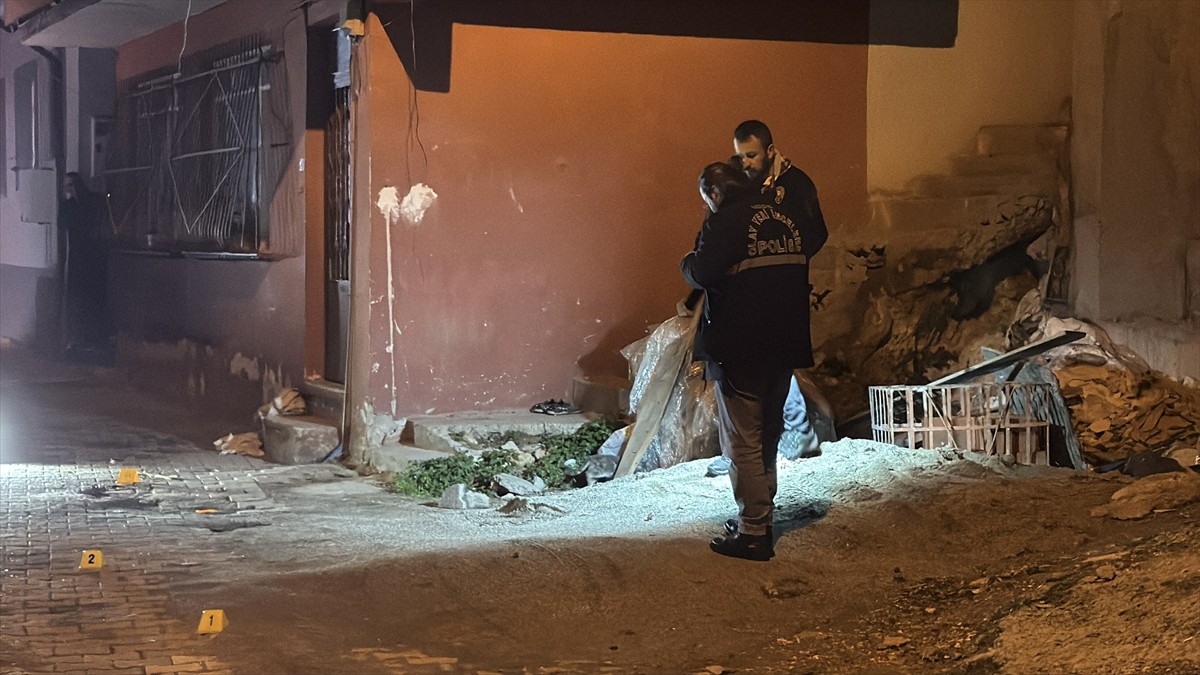 Kocaeli'nin İzmit ilçesinde tartıştığı arkadaşı tarafından silahla vurulan kişi yaralandı. Polis...