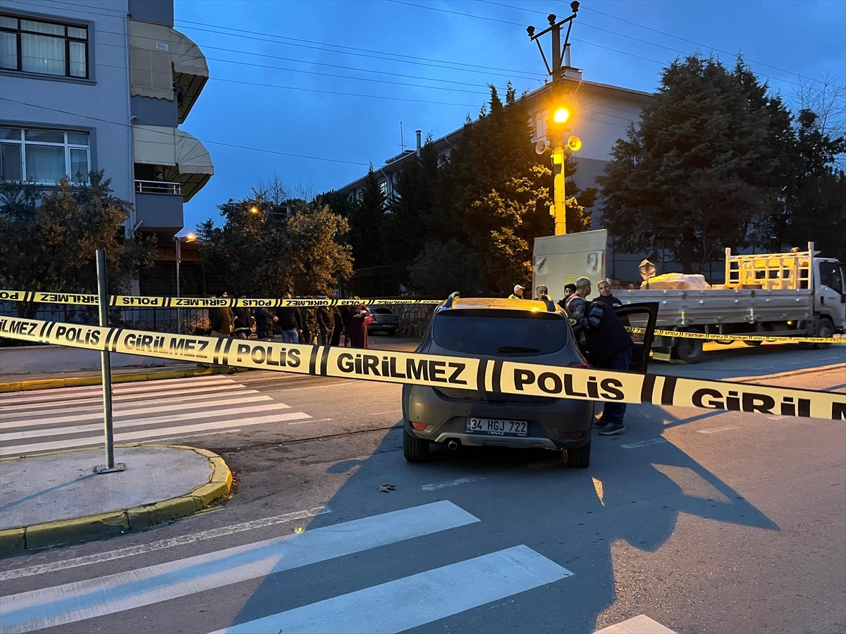 Kocaeli'nin Körfez ilçesinde trafikte çıkan kavgada 2 kişi silahla yaralandı.  