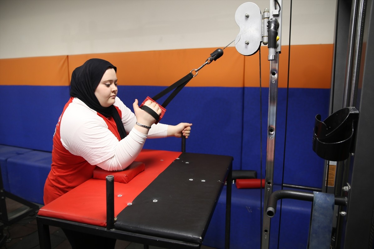 Kuzeniyle tutuştuğu bilek güreşini kazanarak başladığı sporda gençlerde 2 Türkiye, 1 Avrupa...