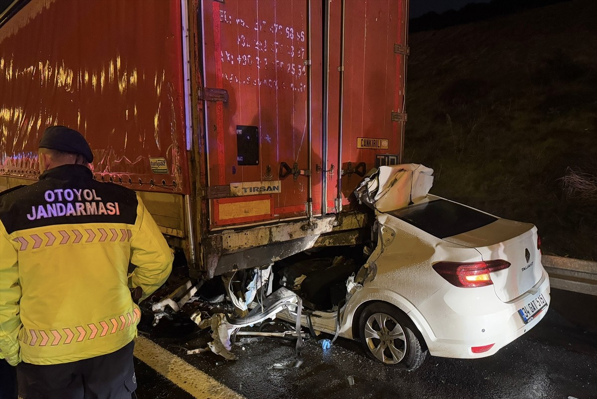 Kuzey Marmara Otoyolu'nun Tuzla geçişinde emniyet şeridindeki tıra çarpan otomobilin sürücüsü...