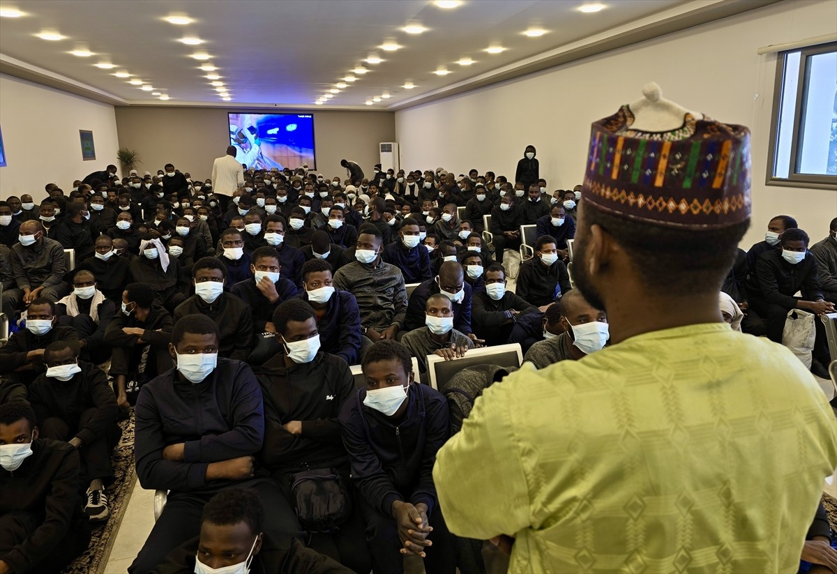 Libya makamları, 12 yıl aranın ardından ilk kez karayoluyla Nijerli 400 düzensiz göçmeni Libya...