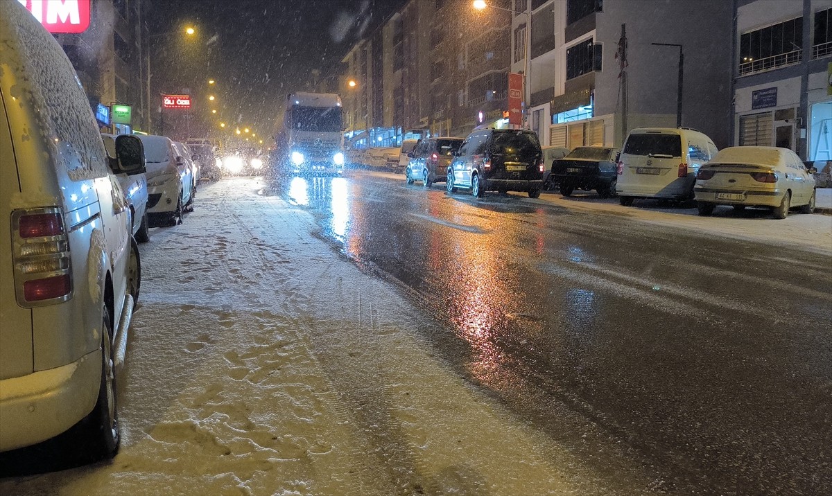 Malatya'nın Doğanşehir ilçesinde kar yağışı etkili oldu.