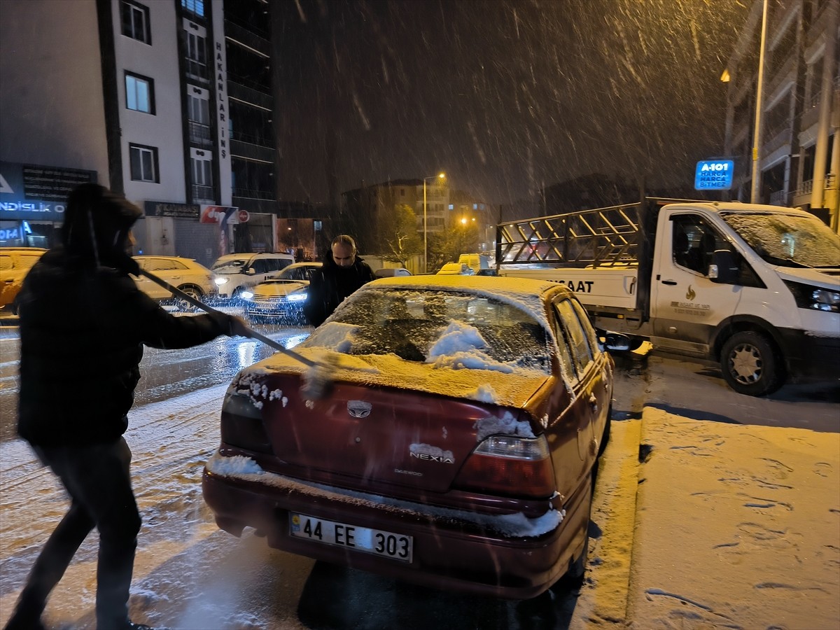 Malatya'nın Doğanşehir ilçesinde kar yağışı etkili oldu.