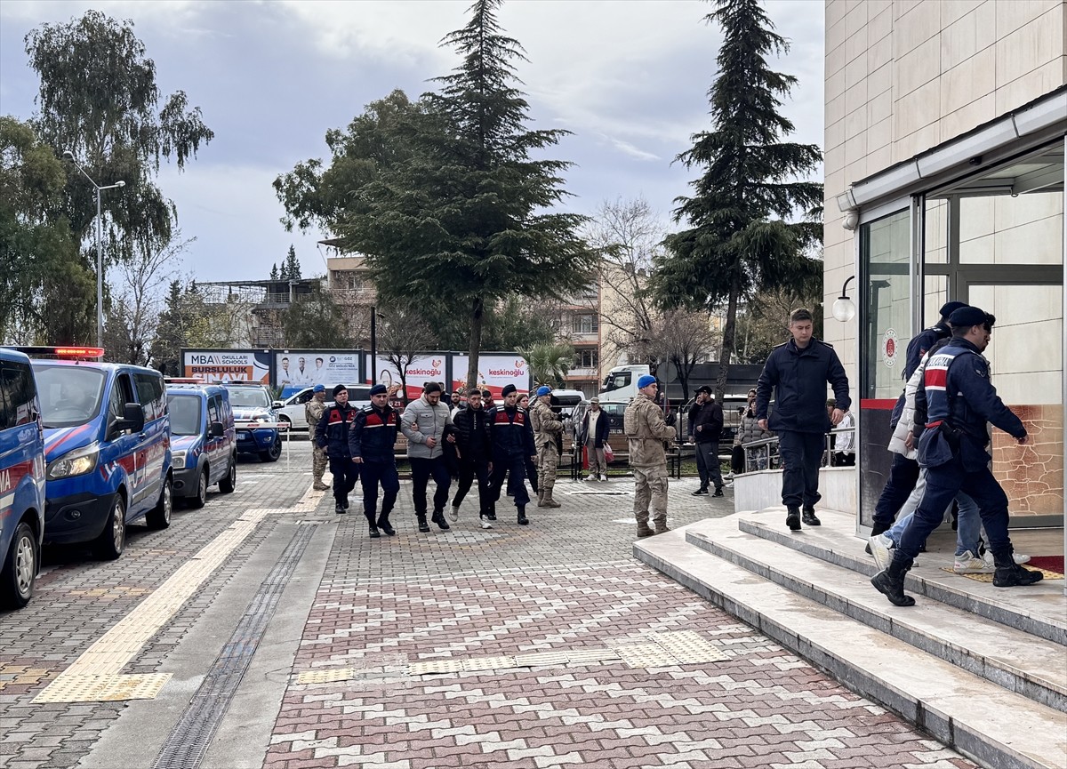 Manisa'nın Akhisar ilçesinde husumetli iki aile arasında çıkan bıçaklı ve sopalı kavgada, 1'i ağır...