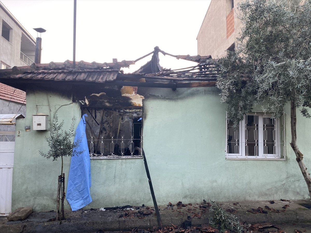 Manisa'nın Alaşehir ilçesinde, bir evde çıkan yangında iki kişi yaşamını yitirdi.