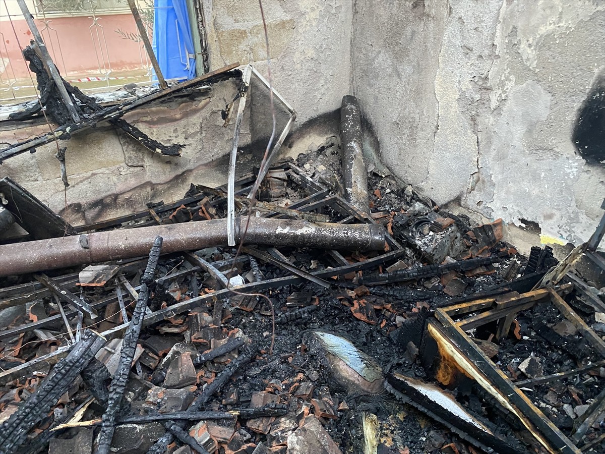 Manisa'nın Alaşehir ilçesinde, bir evde çıkan yangında iki kişi yaşamını yitirdi.