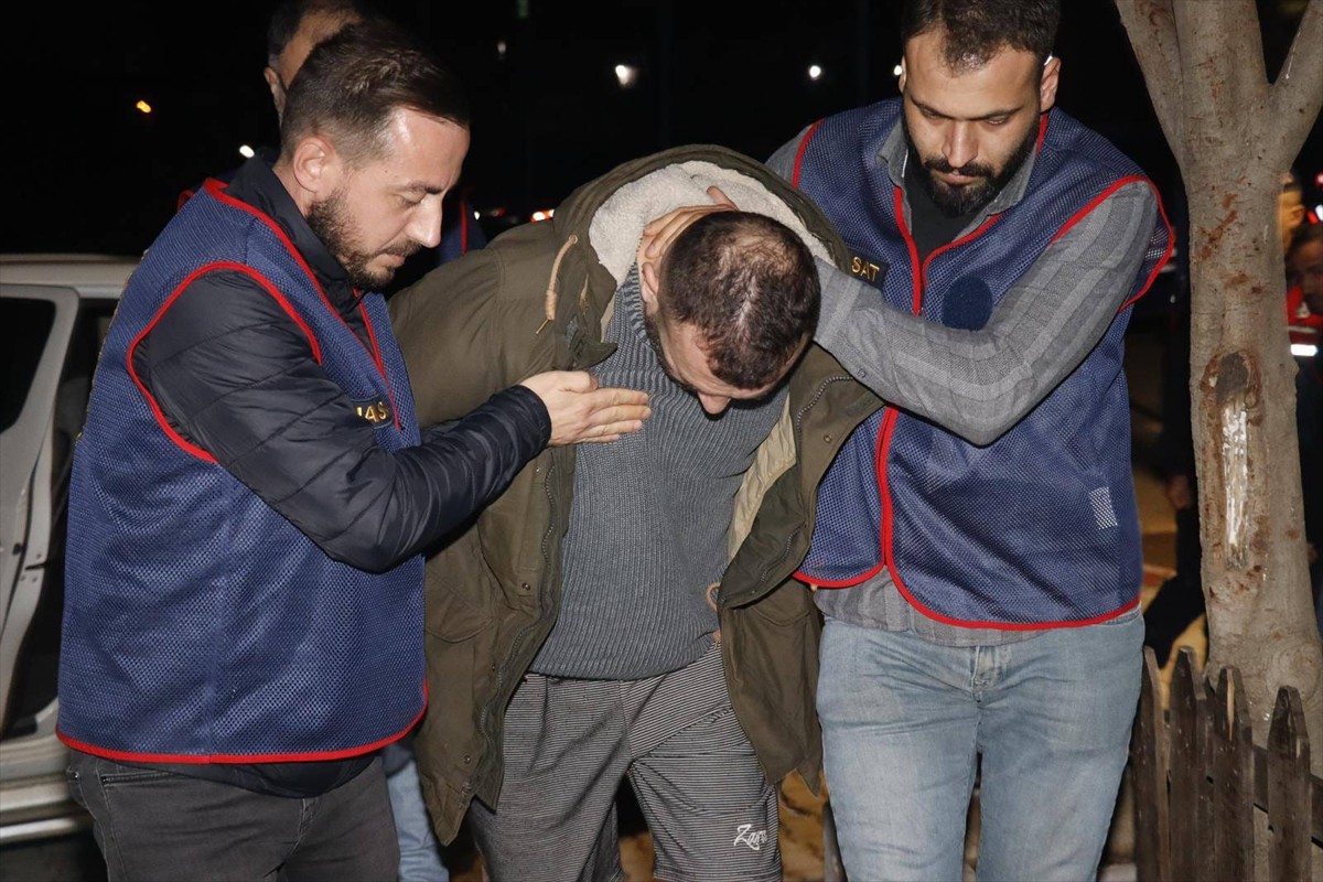 Manisa'nın Yunusemre ilçesinde 2 kişiyi yaraladıkları iddiasıyla gözaltına alınan 6 şüpheliden 5'i...