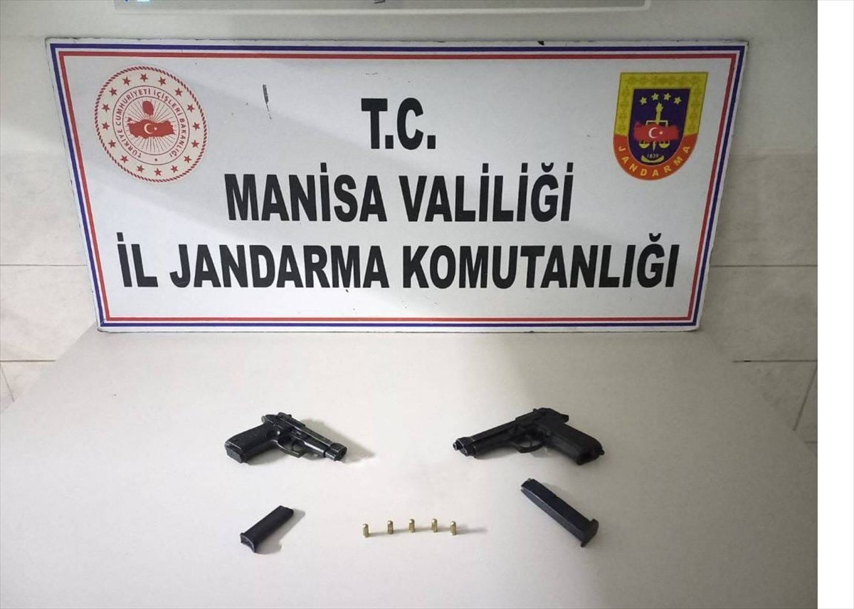 Manisa'nın Yunusemre ilçesinde 2 kişiyi yaraladıkları iddiasıyla gözaltına alınan 6 şüpheliden 5'i...