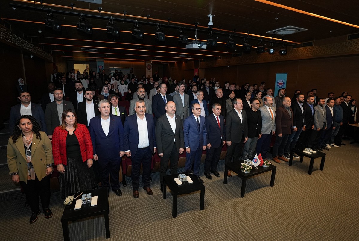 Memur-Sen Genel Başkanı Ali Yalçın (sol 3), Genç Memur-Sen İzmir İl Başkanlığı tarafından Bilal...