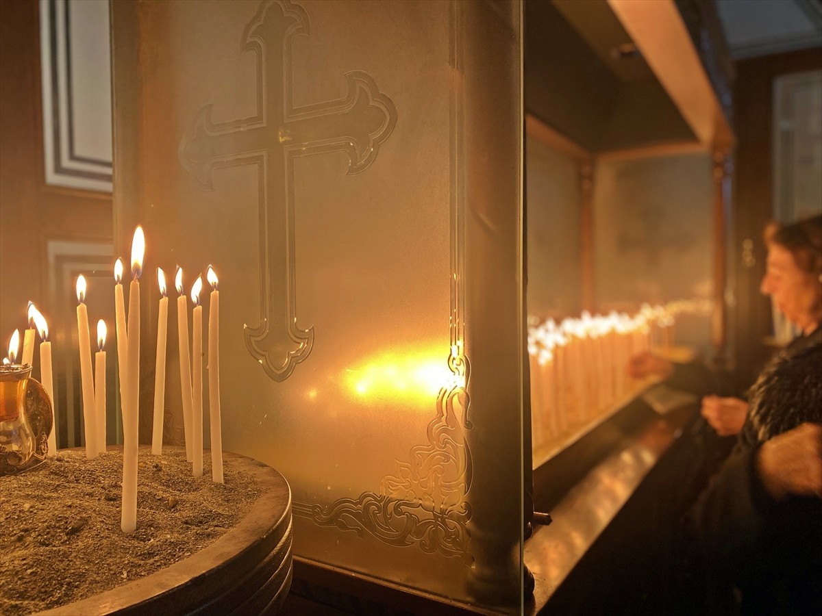 Mersin'in Akdeniz ilçesindeki Rum Ortodoks Kilisesi'nde Noel dolayısıyla ayin düzenlendi.