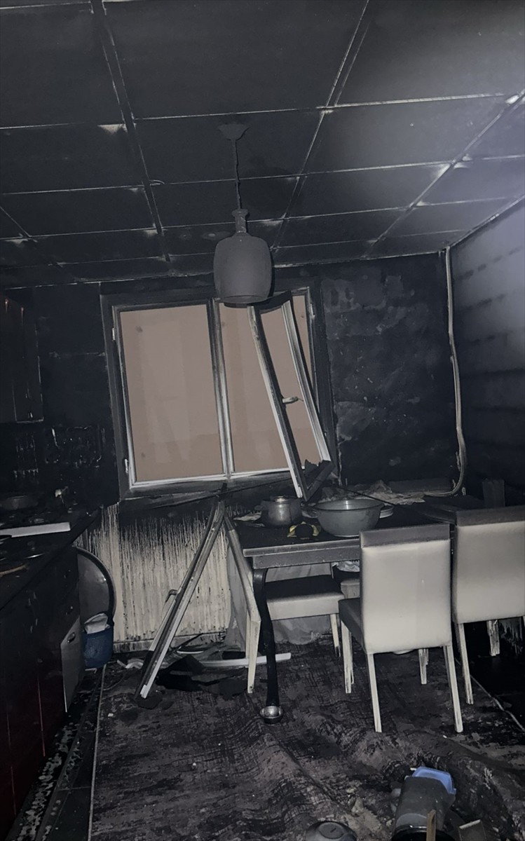 Mersin'in Tarsus ilçesinde iki katlı evde, kömür sobasından kaynaklı çıkan yangında 5 kişi...