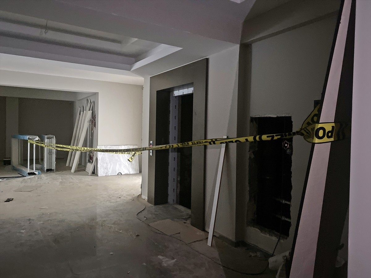 Mersin'in Yenişehir ilçesinde yapımı süren 14 katlı binanın 10. katından asansör boşluğuna düşen...