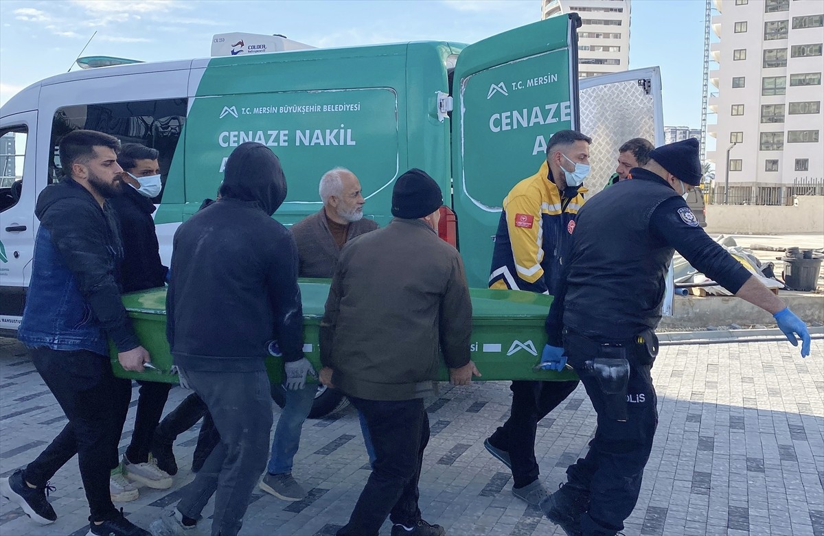 Mersin'in Yenişehir ilçesinde yapımı süren 14 katlı binanın 10. katından asansör boşluğuna düşen...