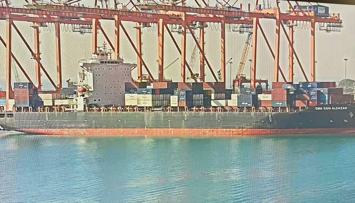 Mersin Uluslararası Limanı'nda, paslı ve yağlı su bırakarak denizi kirlettiği tespit edilen gemiye...