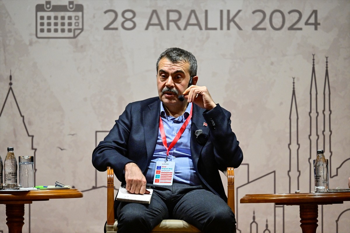 Milli Eğitim Bakanı Yusuf Tekin (solda) ile İlim Yayma Vakfı Mütevelli Heyeti Başkanı Bilal...