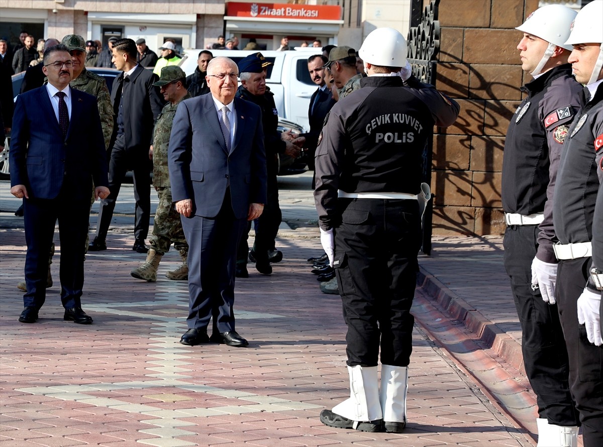 Milli Savunma Bakanı Yaşar Güler, Iğdır Valiliği'ne ziyarette bulundu. Bakan Güler, Valiliğe...