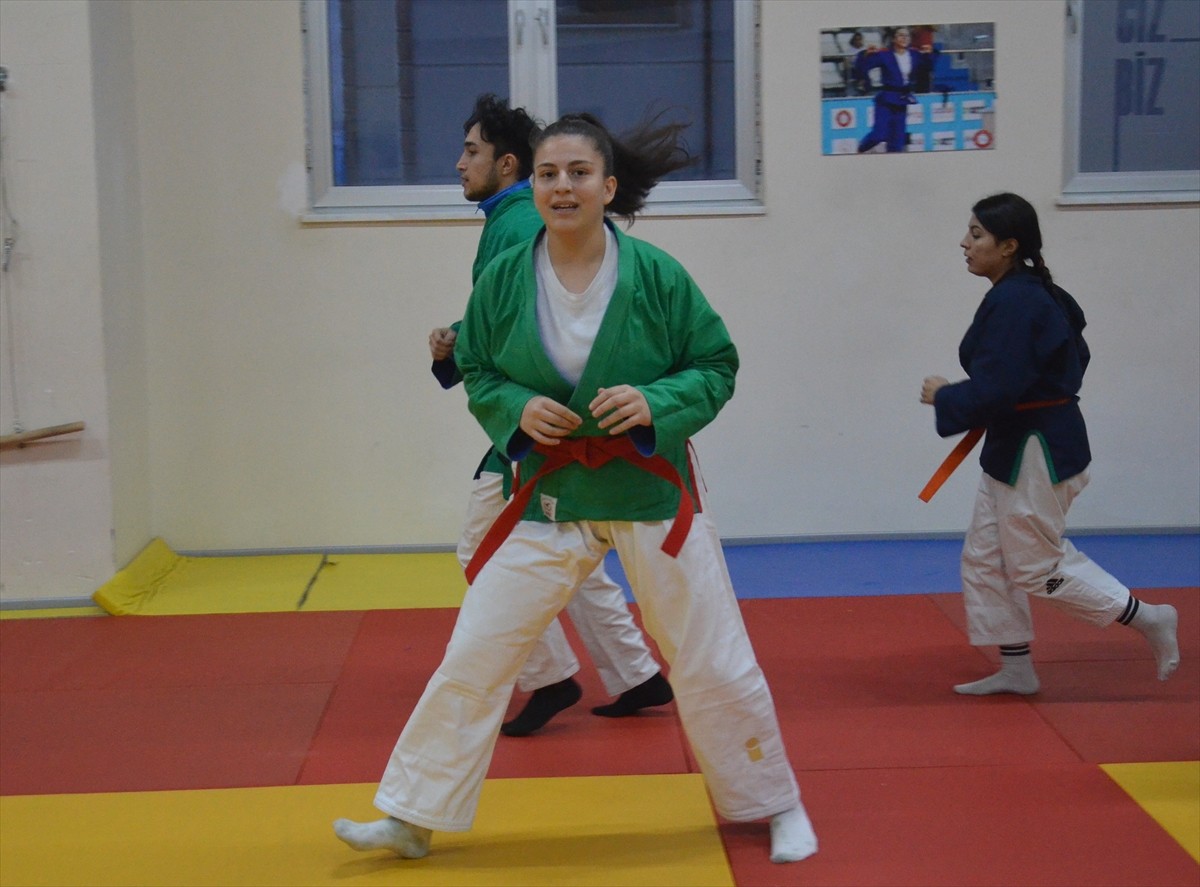 Moğolistan'da düzenlenen Ümitler ve Gençler Kuraş Dünya Şampiyonası'nda üçüncü olan 16 yaşındaki...