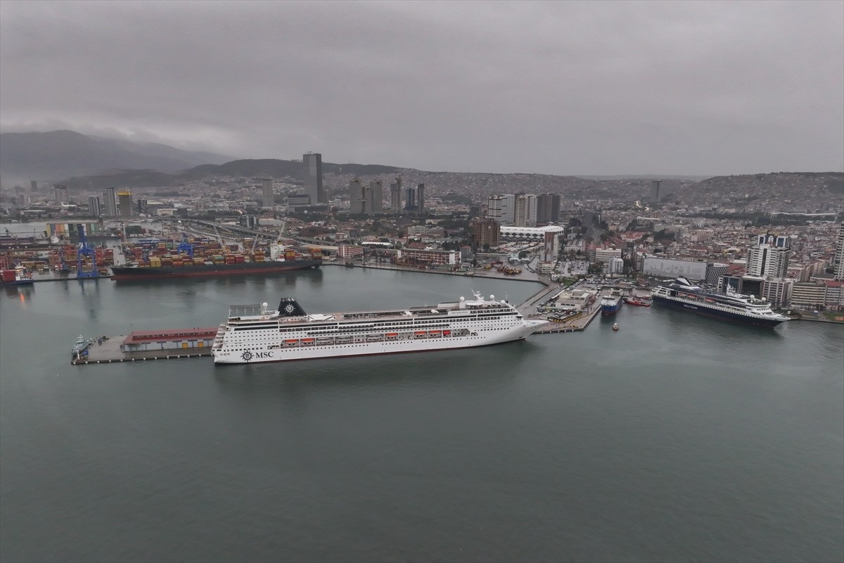MSC Sinfonia gemisi 2700 yolcusuyla İstanbul, Yunanistan'ın Pire kenti ile Korfu Adası ve...