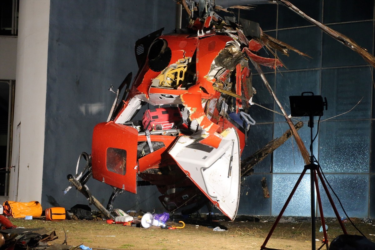 Muğla'da hastaneye çarparak düşen helikopterin enkazı, kaza kırım ekibinin çalışmasının ardından...