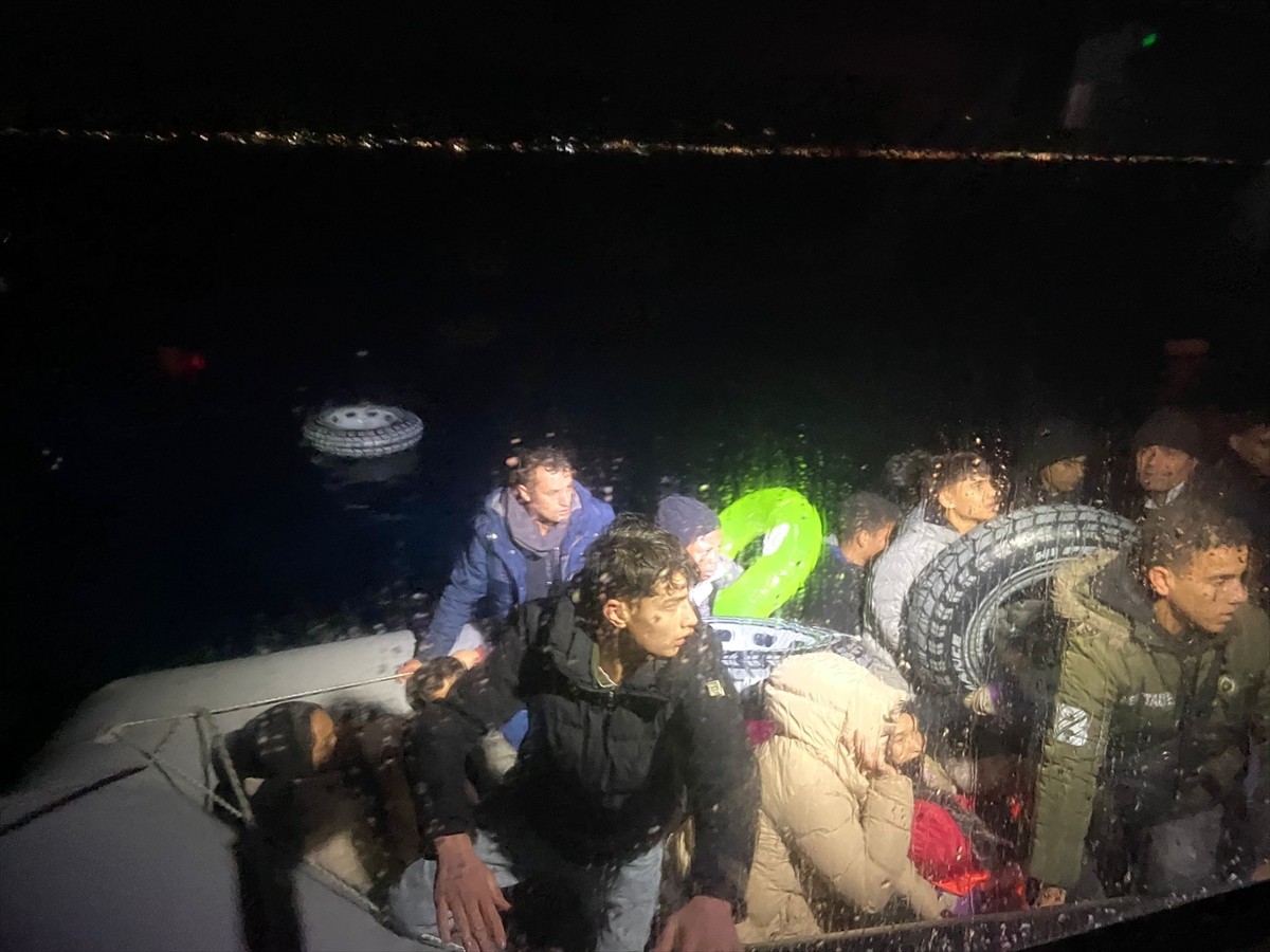 Muğla'nın Bodrum ilçesinde arızalanan lastik bottaki 31 düzensiz göçmen kurtarıldı, Sahil Güvenlik...