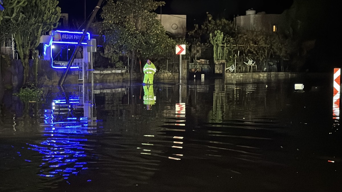 Muğla'nın Bodrum ilçesinde etkili olan sağanak nedeniyle evleri su bastı, bazı araçlar yolda...