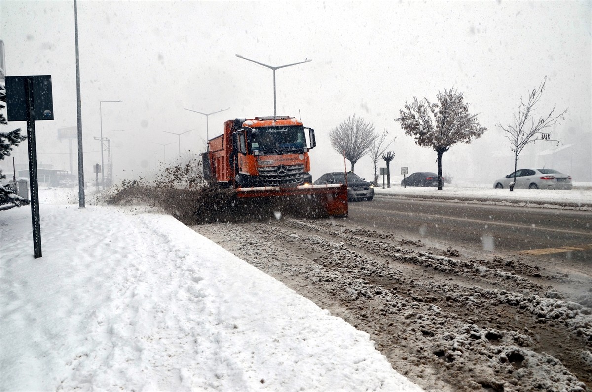 Muş'ta etkili olan kar yağışı sonrası kent merkezi beyaza büründü.