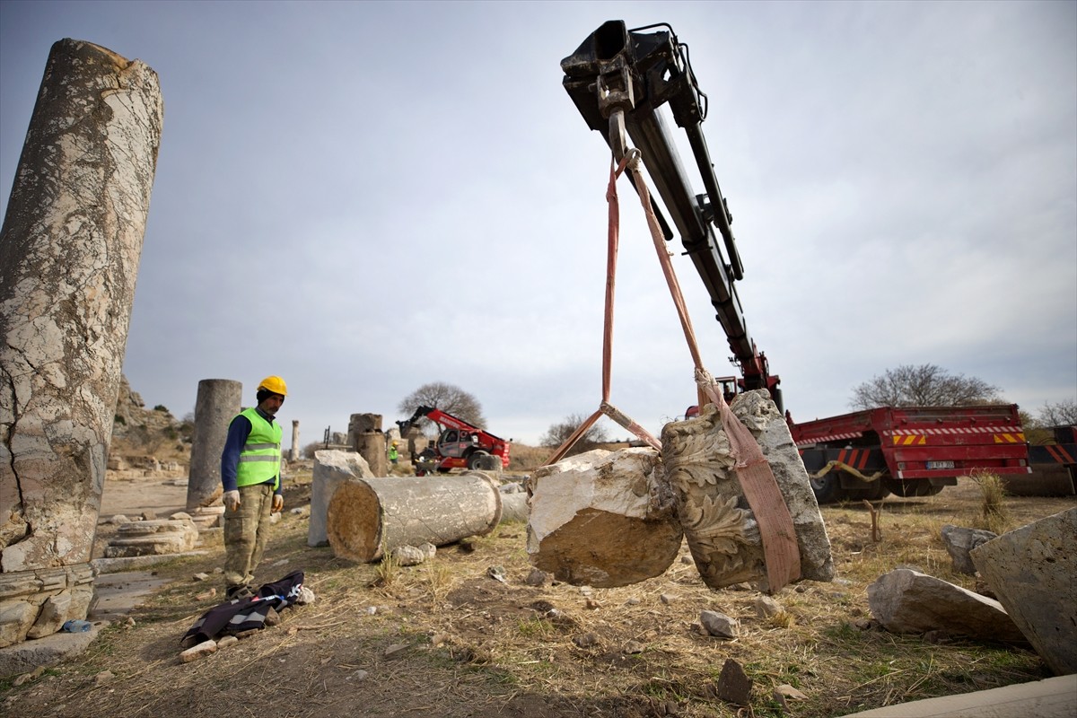 Osmaniye'deki Kastabala Antik Kenti'nde 6 Şubat 2023'teki depremlerde hasar gören sütunlu yolda...