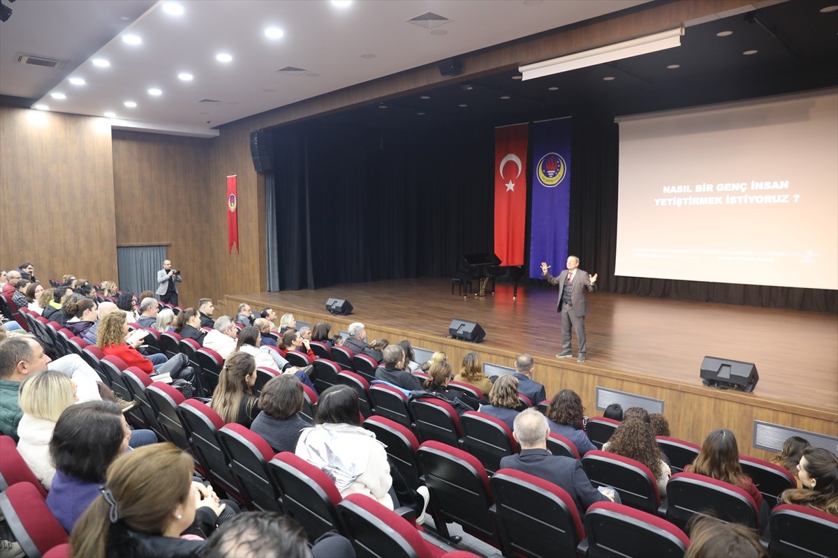 Psikolog Prof. Dr. Acar Baltaş (sağda), TED Edirne Kolejince düzenlenen "Hayatın hakkını veren...