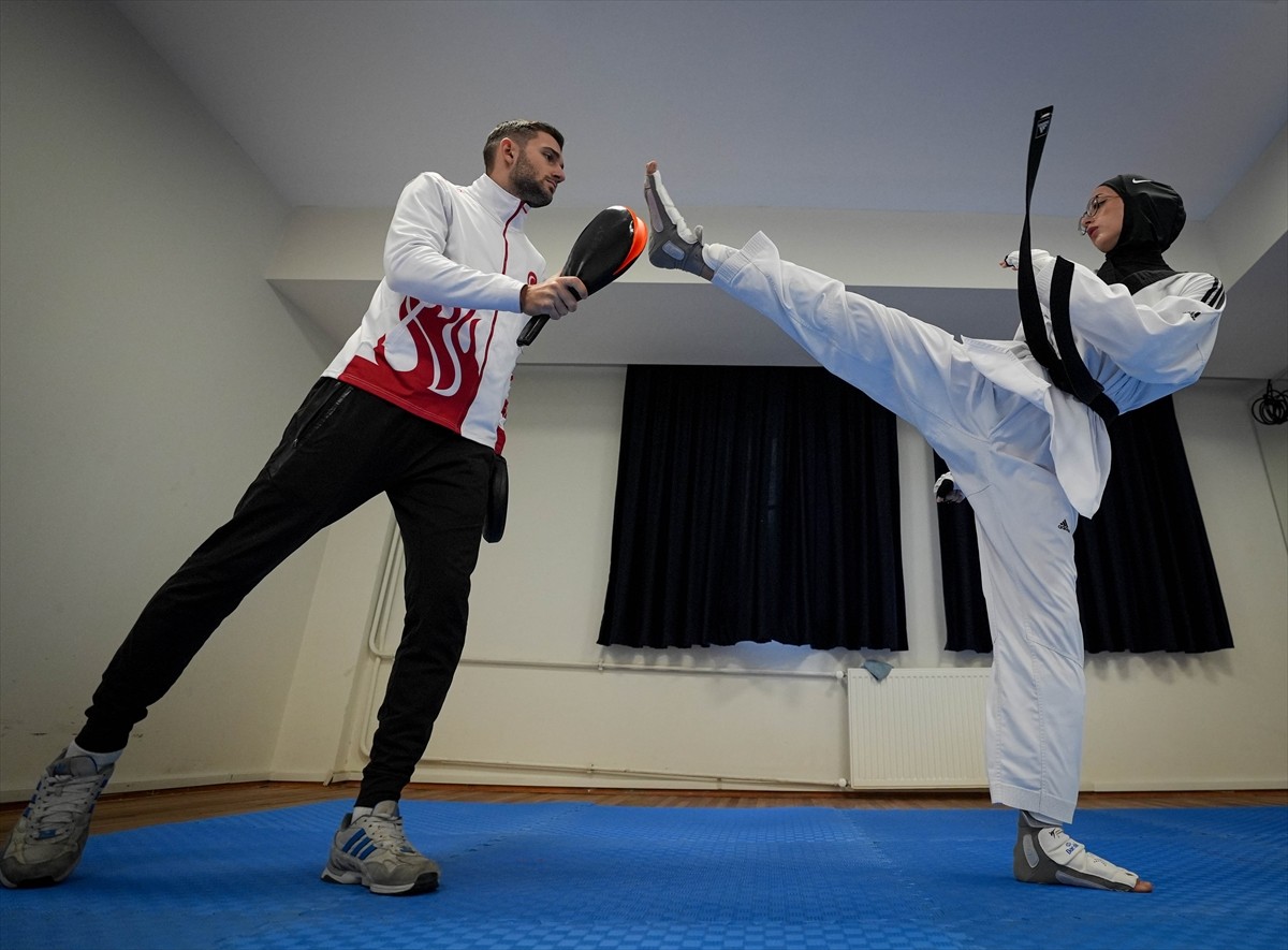 Romanya'daki 24. Balkan Tekvando Şampiyonası kadınlar 57 kiloda altın madalya kazanan Hayrunnisa...