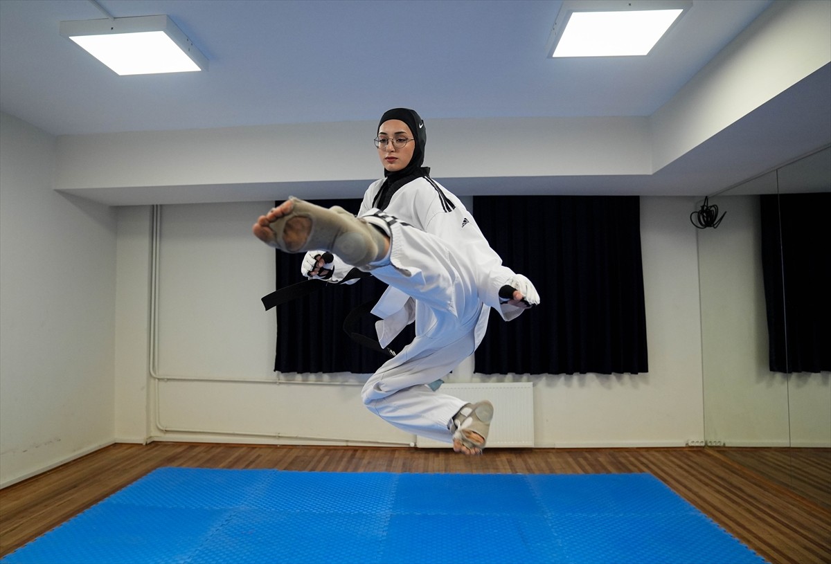 Romanya'daki 24. Balkan Tekvando Şampiyonası kadınlar 57 kiloda altın madalya kazanan Hayrunnisa...