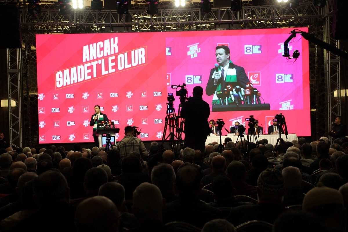 Saadet Partisi Genel Başkanı Mahmut Arıkan, partisinin Konya 8. Olağan il Kongresi'ne katılarak...