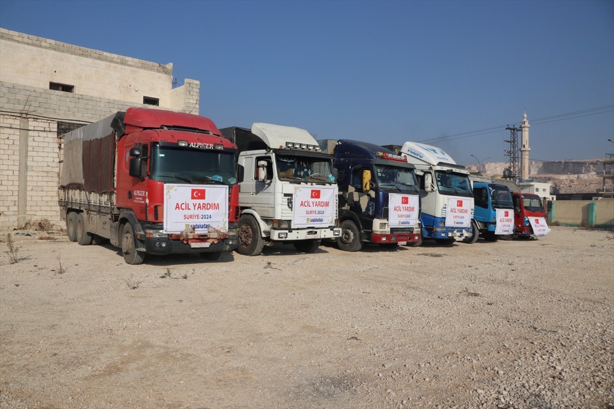 Sadakataşı Derneği, Suriye'ye gıda, su, yakacak, kışlık malzemeler ve undan oluşan 7 tır insani...