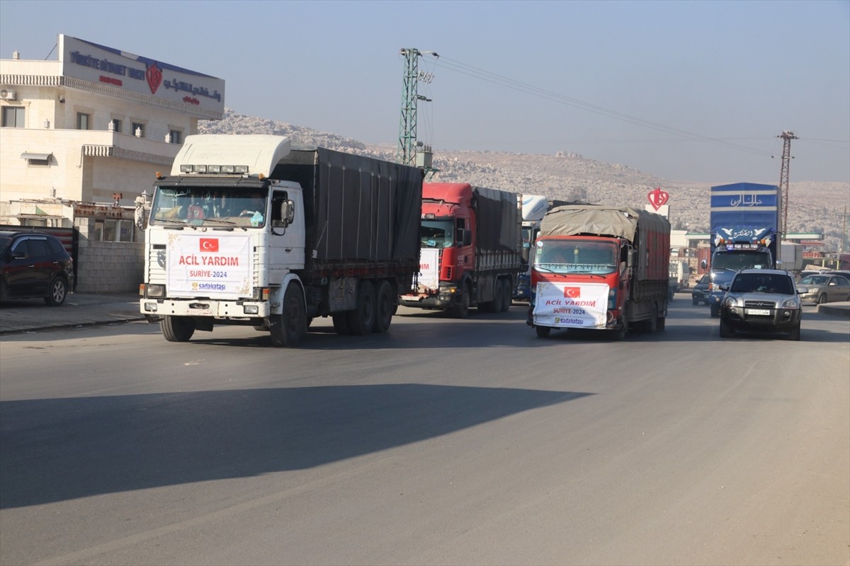 Sadakataşı Derneği, Suriye'ye gıda, su, yakacak, kışlık malzemeler ve undan oluşan 7 tır insani...