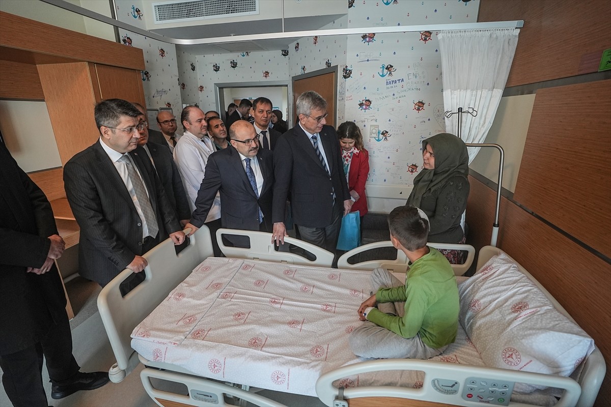 Sağlık Bakanı Kemal Memişoğlu, Balıkesir'de dün sabah saatlerinde okul servisiyle tırın çarpışması...