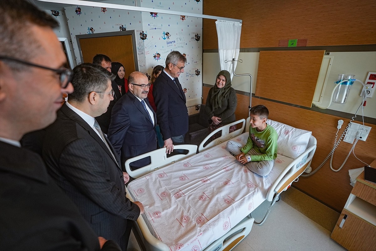 Sağlık Bakanı Kemal Memişoğlu, Balıkesir'de dün sabah saatlerinde okul servisiyle tırın çarpışması...