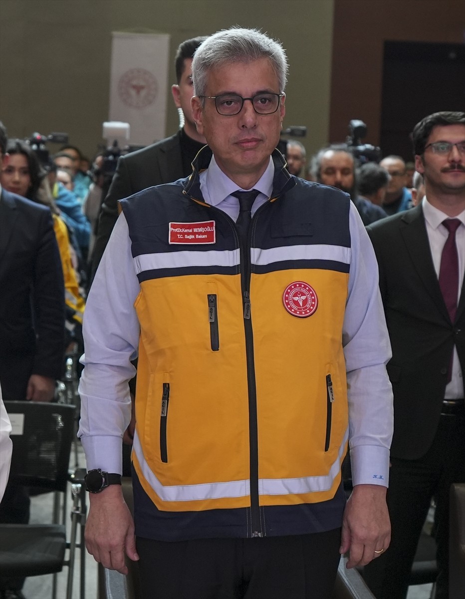 Sağlık Bakanı Kemal Memişoğlu (ortada), 1-7 Aralık Acil Sağlık Hizmetleri Haftası kapsamında...