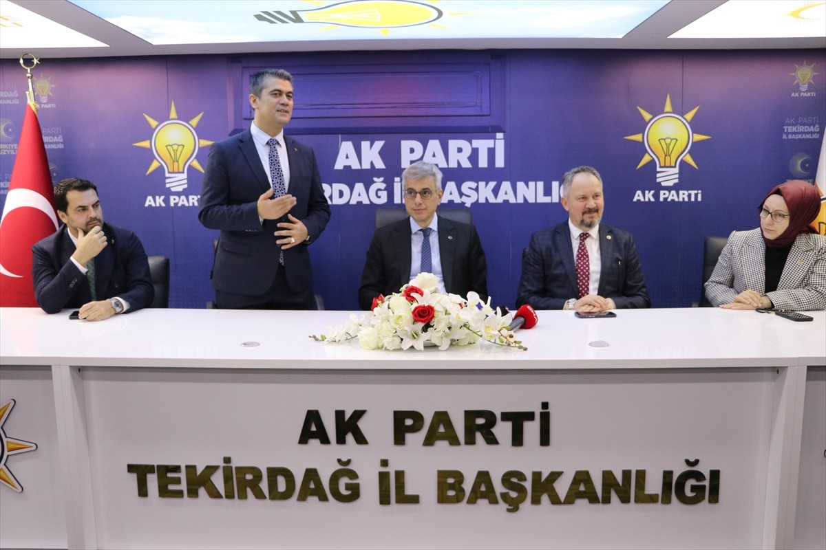 Sağlık Bakanı Kemal Memişoğlu (ortada), AK Parti Tekirdağ İl Başkanlığı'nda partililerle bir araya...