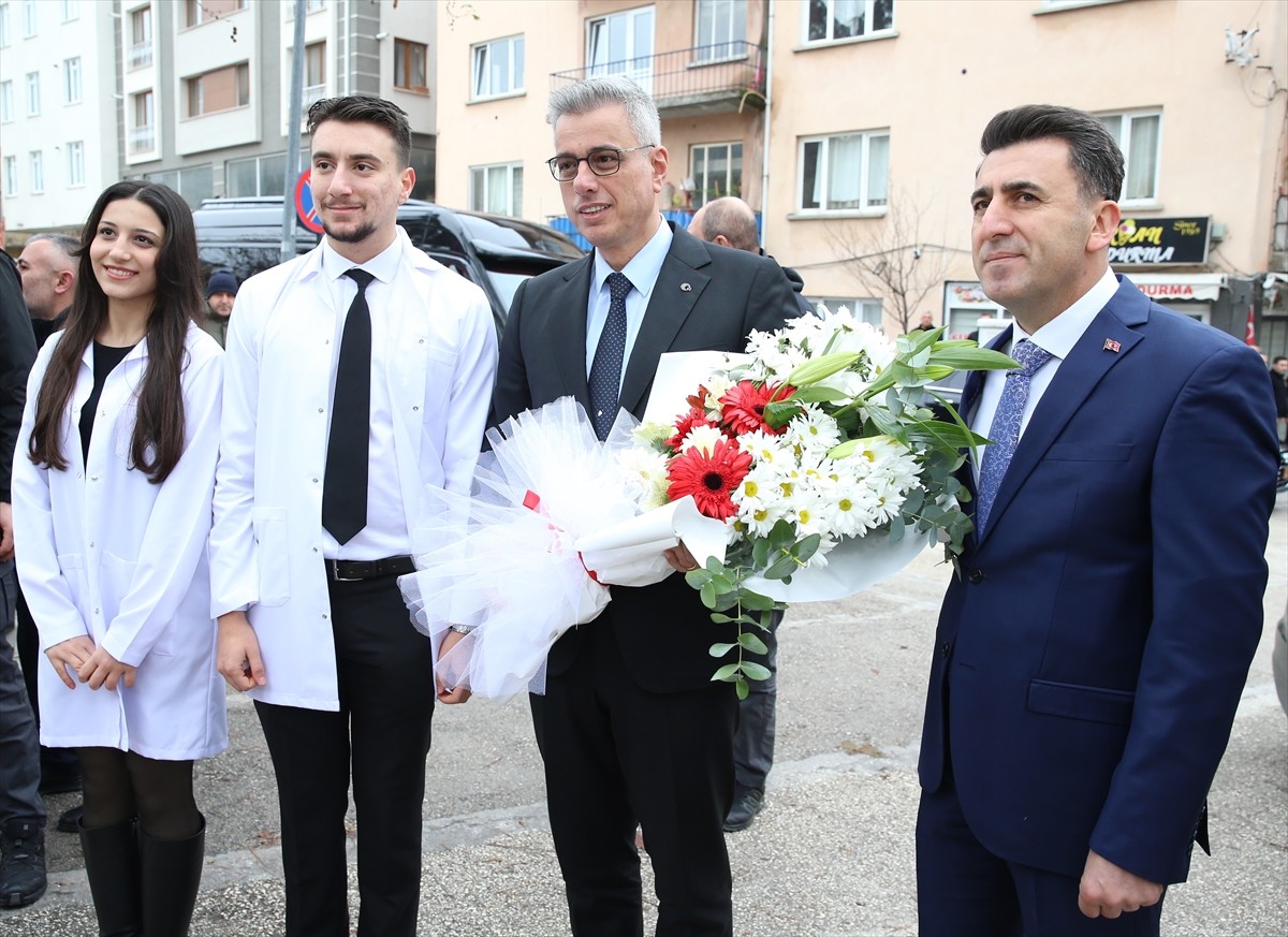 Sağlık Bakanı Kemal Memişoğlu (sağ 2), bir dizi program kapsamında geldiği Bilecik'te valiliği...