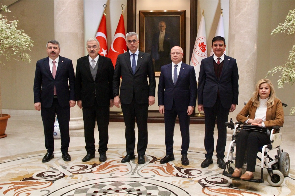 Sağlık Bakanı Kemal Memişoğlu (sağda), Bursa Valisi Erol Ayyıldız'ı (solda) ziyaret etti....