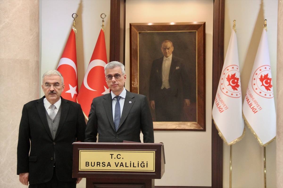 Sağlık Bakanı Kemal Memişoğlu (sağda), Bursa Valisi Erol Ayyıldız'ı (solda) ziyaret etti....