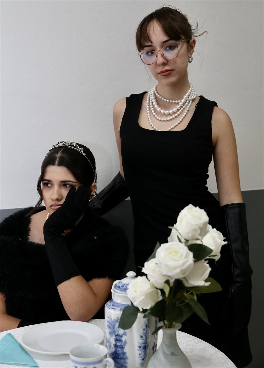 Sakarya'da lise öğrencileri, okudukları kitapları daha iyi anlamak için roman kahramanları ve...