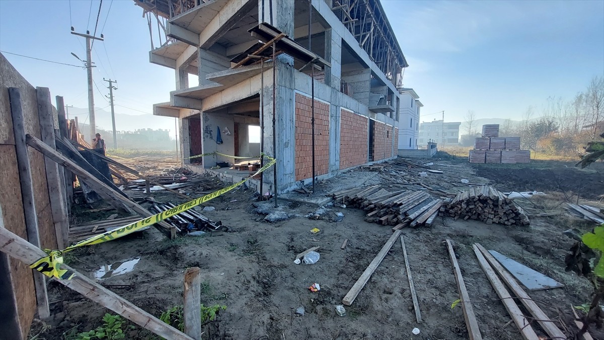 Sakarya'nın Akyazı ilçesinde çalıştığı inşaatta elektrik akımına kapılarak 3. kattan düşen işçi...