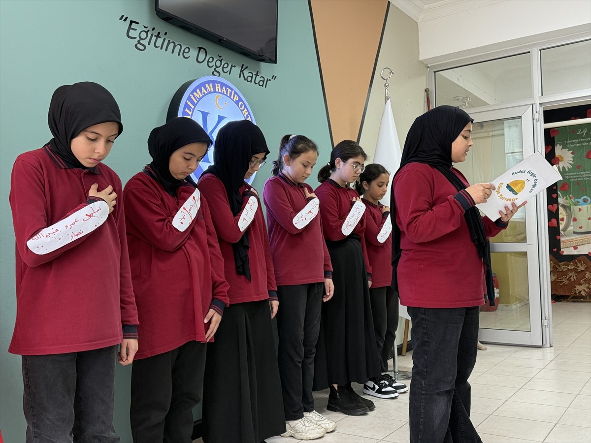  Sakarya'nın Kocaali ilçesinde ortaokul öğrencileri, İsrail'in Gazze'ye yönelik saldırılarına...