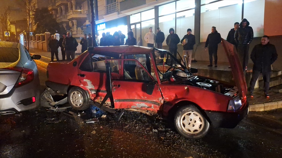 Samsun'un Bafra ilçesinde iki otomobilin çarpışması sonucu 3 kişi yaralandı.