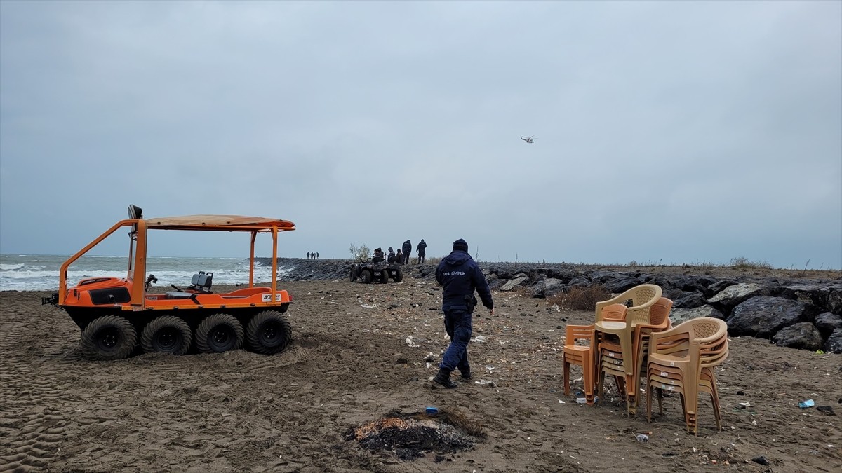 Samsun'un Çarşamba ilçesinde tekneyle açıldığı denizde kaybolan balıkçının bulunması için...