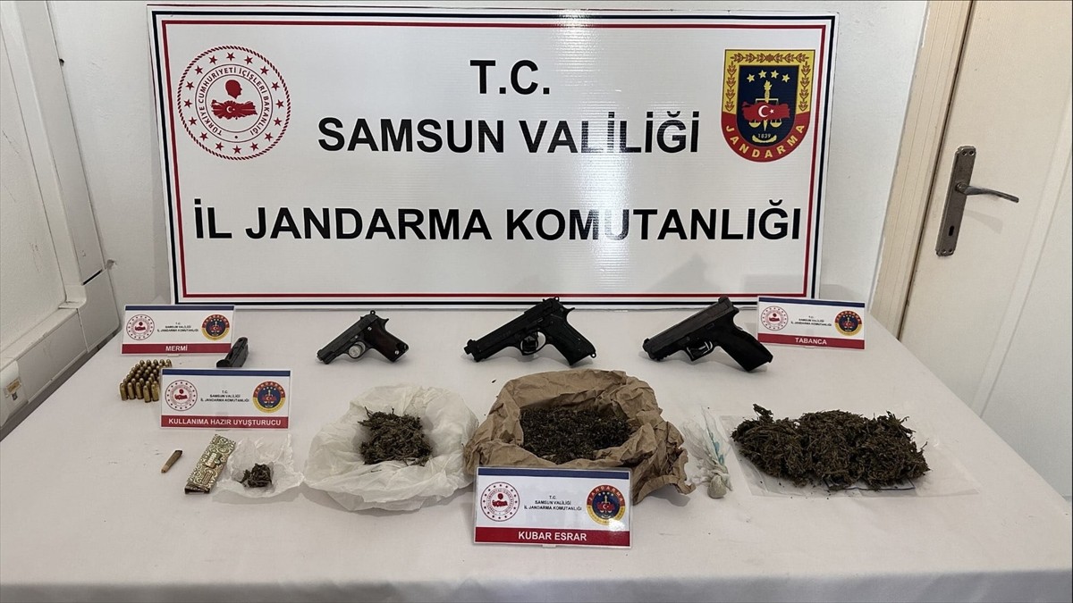 Samsun'un Salıpazarı ilçesinde düzenlenen operasyonda kanepeye zulalanmış uyuşturucu ele...