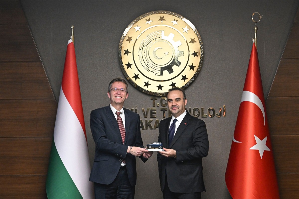 Sanayi ve Teknoloji Bakanı Mehmet Fatih Kacır (sağda), Macaristan Kültür ve İnovasyon Bakanı...