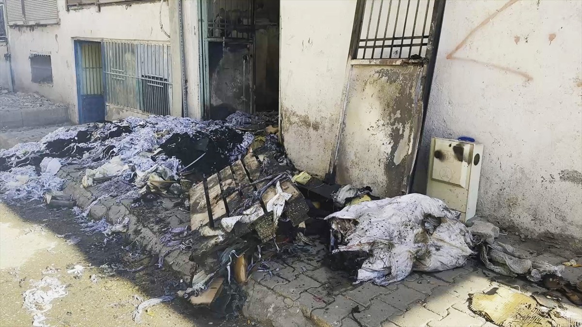 Şanlıurfa'nın Siverek ilçesinde bir binanın merdiven boşluğunda çıkan yangında dumandan etkilenen...