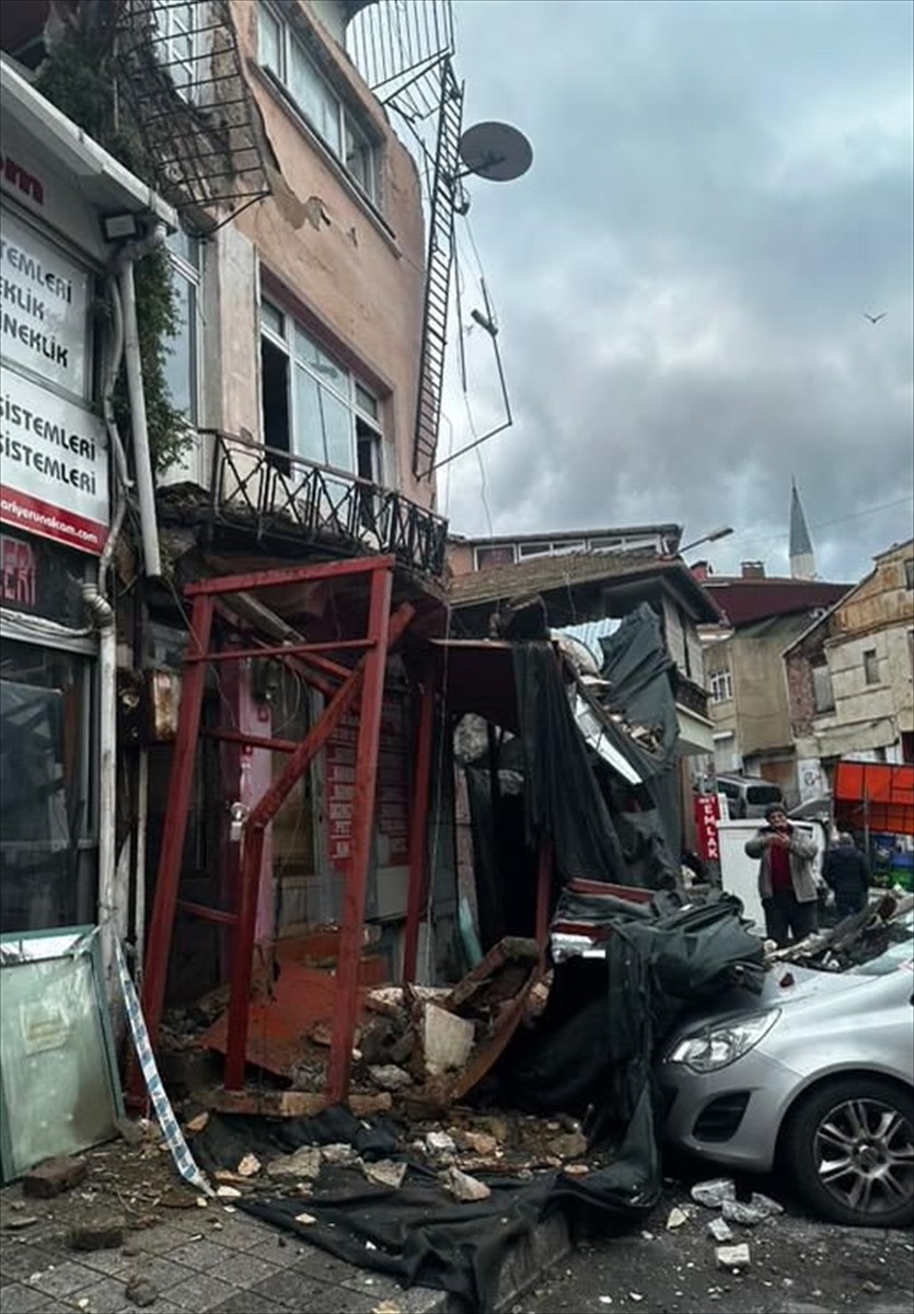 Sarıyer'de, 3 katlı metruk binanın ikinci katındaki balkon çöktü. Balkondan kopan parçaların...